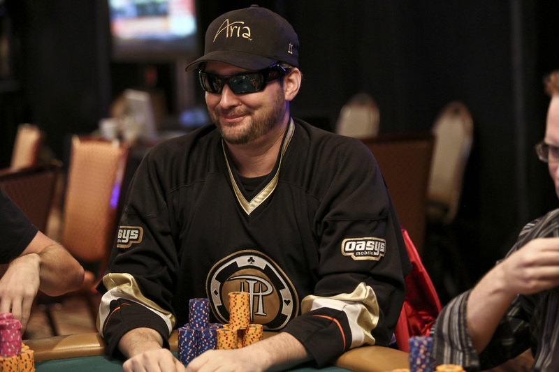 Phil Hellmuth учи една от сестрите Кардашиян на покер